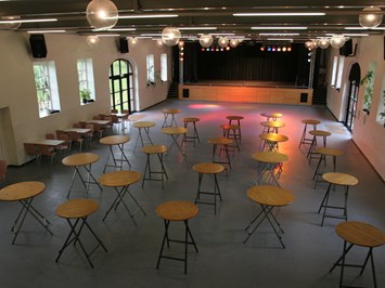 Bürgerzentrum Engelshof e.V. Informatie over de balzalen Feestzaal met podium