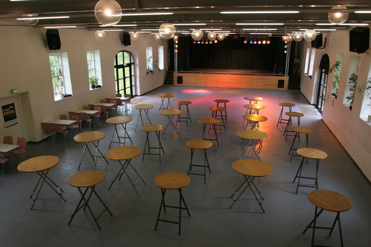 Bürgerzentrum Engelshof e.V. Informatie over de balzalen Feestzaal met podium