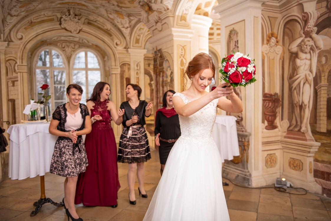 Hochzeit: Brautstrauß werfen in der Freskenhalle  - Schlosshotel Rosenau