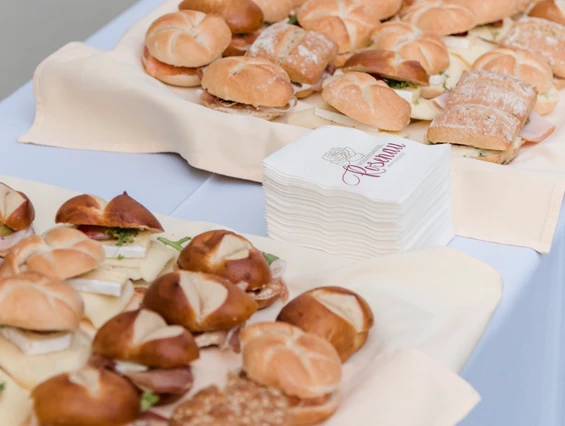 Hochzeitslocation: Agape mit belegten Brötchen - Schlosshotel Rosenau
