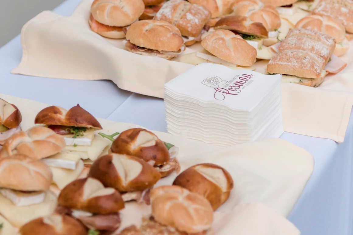 Hochzeitslocation: Agape mit belegten Brötchen - Schlosshotel Rosenau