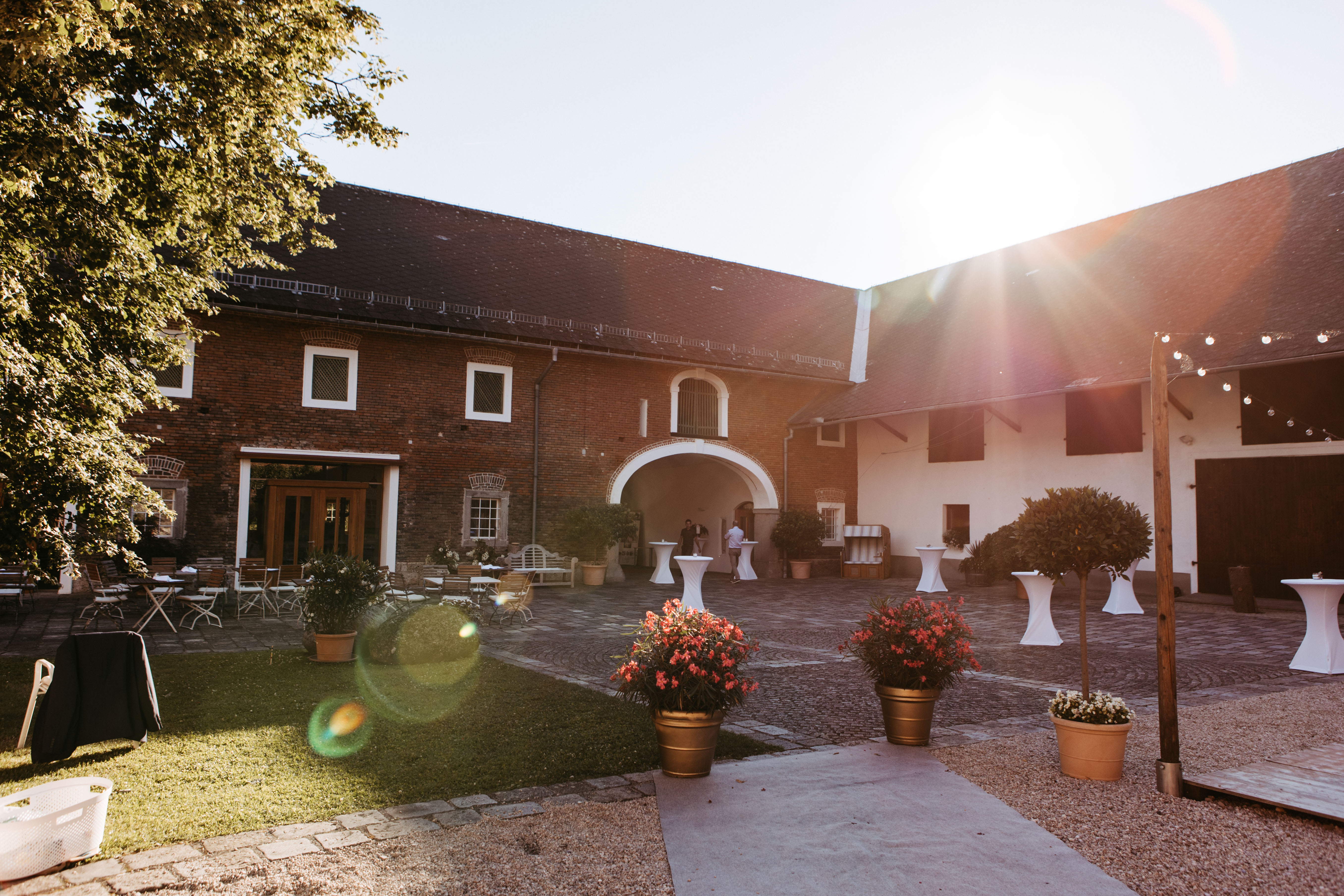 Hochzeit: Abendstimmung im Innenhof
 - Kletzmayr Gut