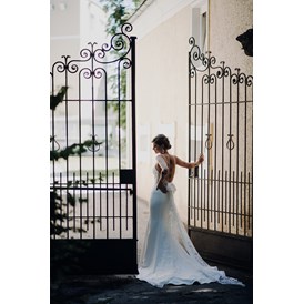 Hochzeit: Braut am Weg zur Kapelle - ARCOTEL Castellani Salzburg