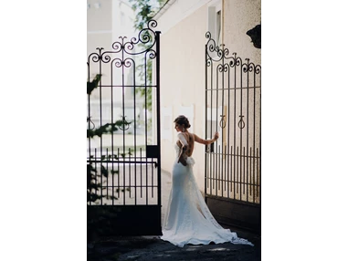 Hochzeit: Braut am Weg zur Kapelle - ARCOTEL Castellani Salzburg