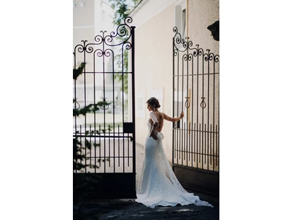 Hochzeit - Puch bei Hallein - Braut am Weg zur Kapelle - ARCOTEL Castellani Salzburg