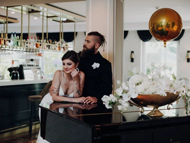 Hochzeit: Brautpaar Shooting am Flügel. - ARCOTEL Castellani Salzburg