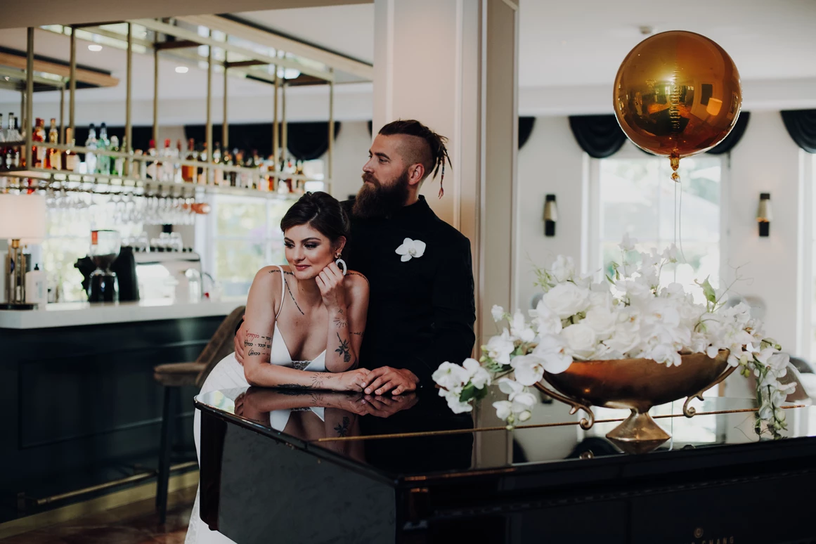 Hochzeit: Brautpaar Shooting am Flügel. - ARCOTEL Castellani Salzburg