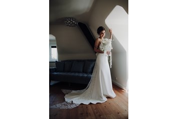 Hochzeit: Braut in der Suite getting ready. - ARCOTEL Castellani Salzburg