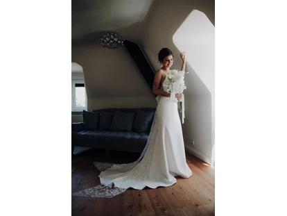 Hochzeit - Puch bei Hallein - Braut in der Suite getting ready. - ARCOTEL Castellani Salzburg