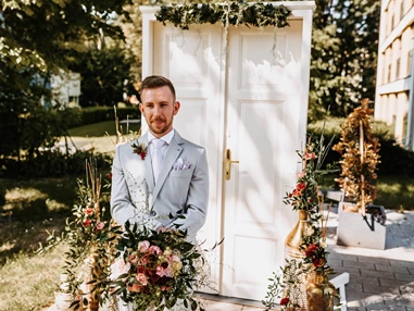 Hochzeit: First Look Hochzeitstür - ARCOTEL Castellani Salzburg