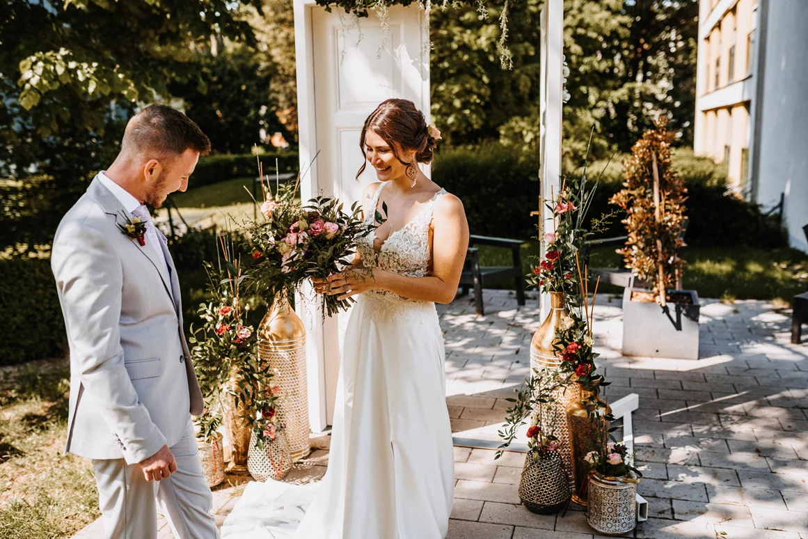 Hochzeit: First Look Hochzeitstür - ARCOTEL Castellani Salzburg