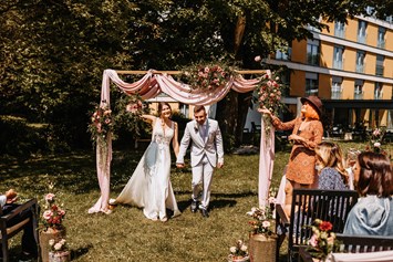 Hochzeit: Freie Trauung im Lindenhof - ARCOTEL Castellani Salzburg