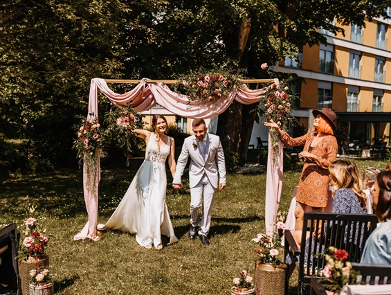 Hochzeit: Freie Trauung im Lindenhof - ARCOTEL Castellani Salzburg