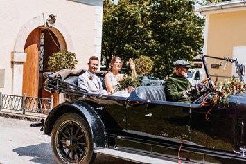 Hochzeit: Anfahrt mit Oldtimer - ARCOTEL Castellani Salzburg