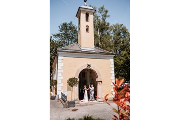 Hochzeit: Gemeinsames Läuten der Hochzeitsglocke - ARCOTEL Castellani Salzburg