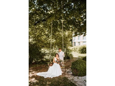 Hochzeit: Brautpaar auf Hochzeitsschaukel - ARCOTEL Castellani Salzburg