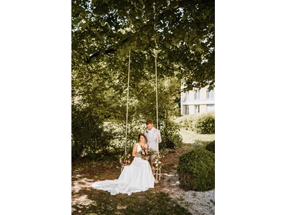 Hochzeit - Puch bei Hallein - Brautpaar auf Hochzeitsschaukel - ARCOTEL Castellani Salzburg