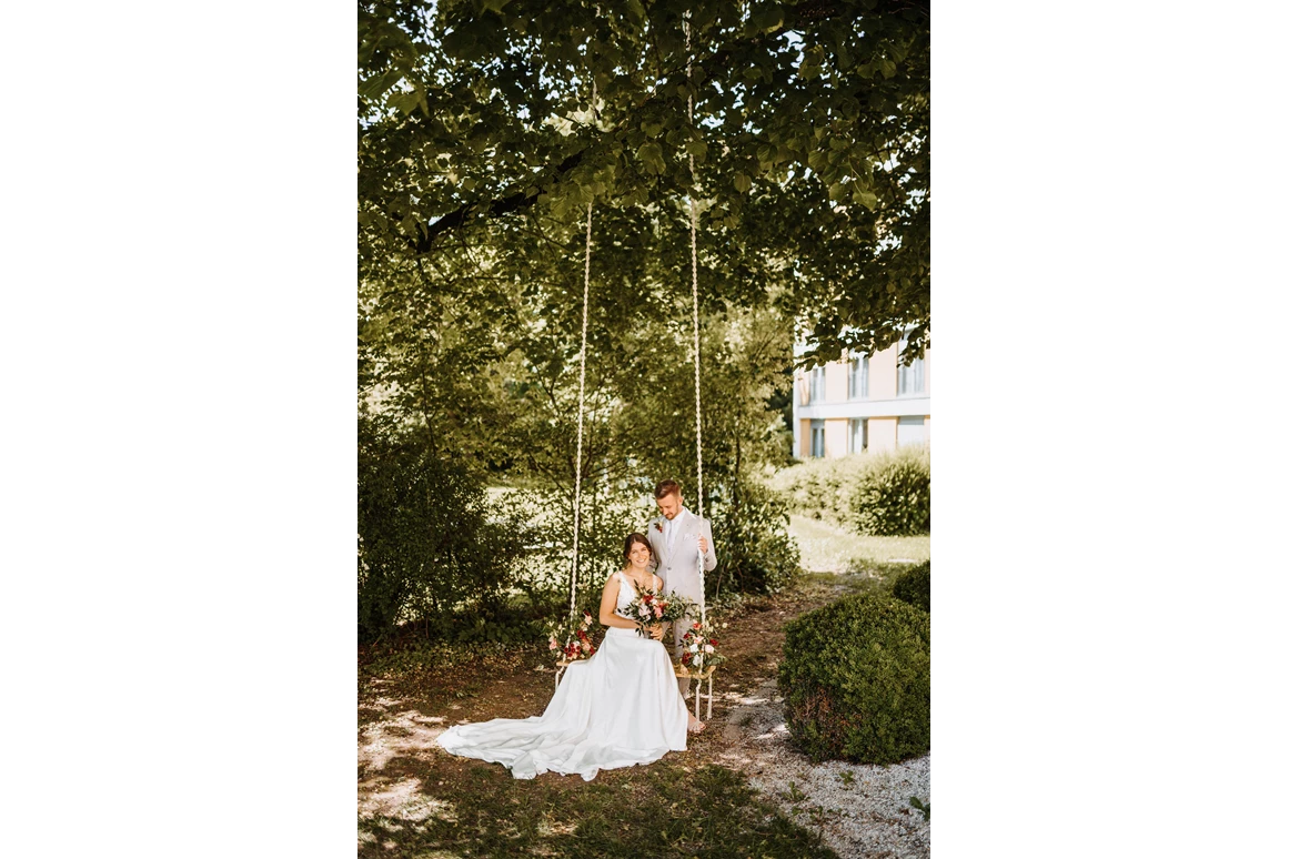Hochzeit: Brautpaar auf Hochzeitsschaukel - ARCOTEL Castellani Salzburg