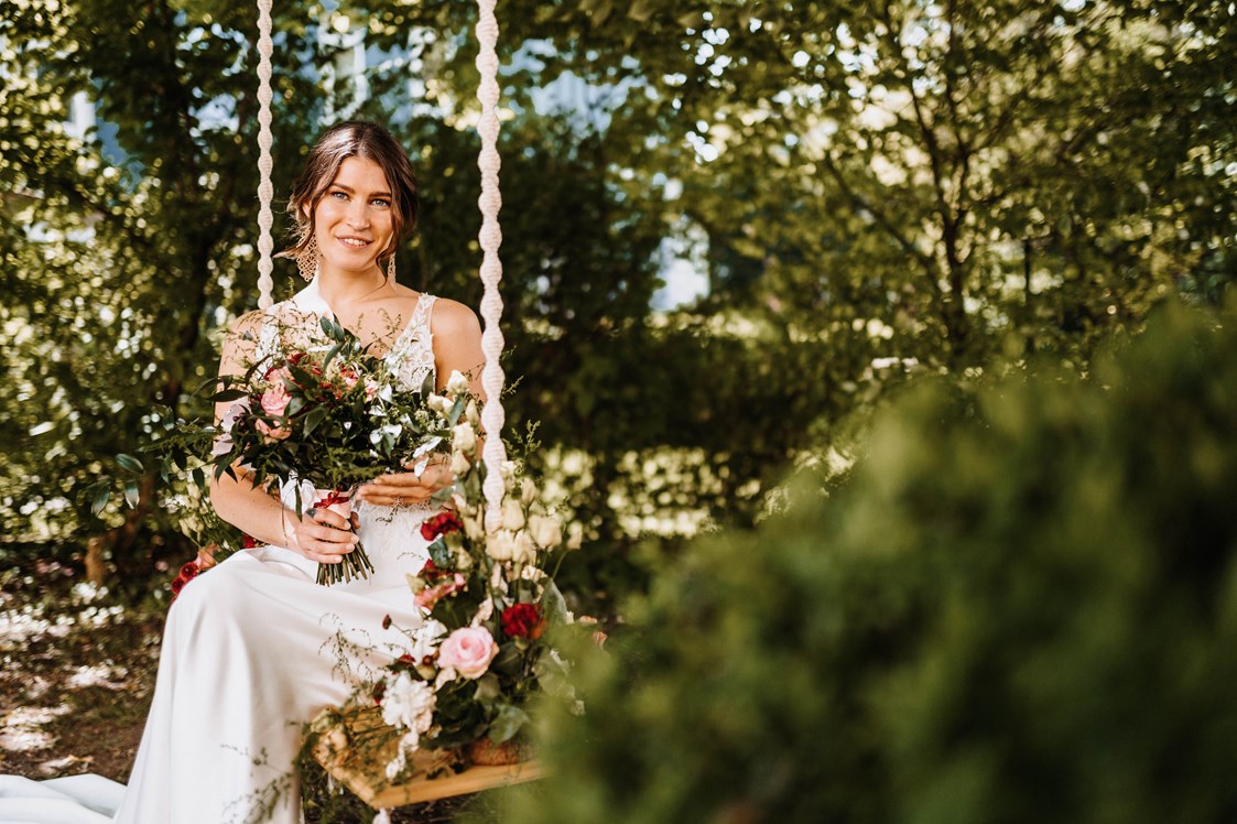Hochzeit: Braut auf Hochzeitsschaukel - ARCOTEL Castellani Salzburg