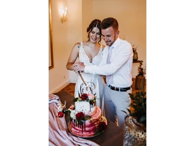 Hochzeit: Torte anschneiden im Salon Freisaal - ARCOTEL Castellani Salzburg