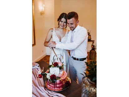 Hochzeit - Puch bei Hallein - Torte anschneiden im Salon Freisaal - ARCOTEL Castellani Salzburg