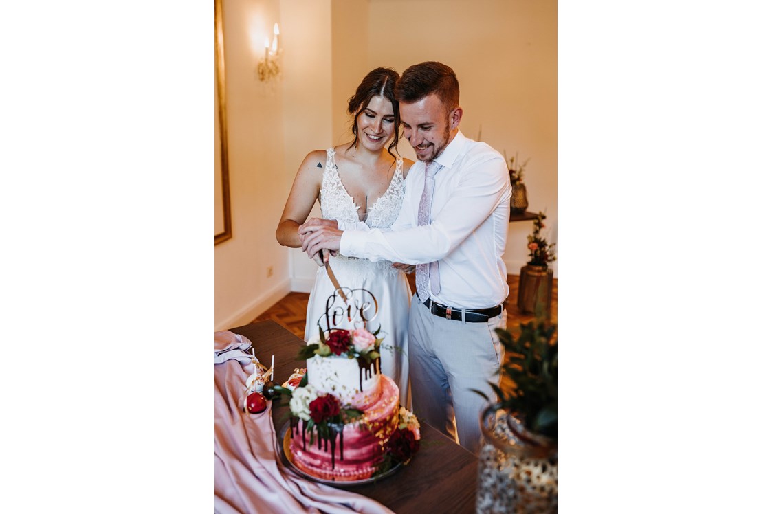 Hochzeit: Torte anschneiden im Salon Freisaal - ARCOTEL Castellani Salzburg