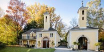 Hochzeit - Teisendorf - Der romantische Kapellenhof mit barocker Kapelle und der Alten Pfarrei - ARCOTEL Castellani Salzburg
