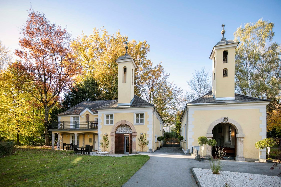 Hochzeit: Der romantische Kapellenhof mit barocker Kapelle und der Alten Pfarrei - ARCOTEL Castellani Salzburg