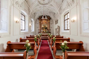 Hochzeit: Unsere barocke Kapelle ist für christliche und nicht-christliche Trauungen frei gegeben und bietet Platz für 40 Personen - ARCOTEL Castellani Salzburg