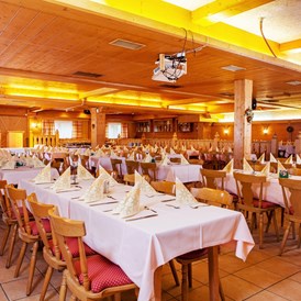 Hochzeit: großer Saal für bis zu 400 Personen, individuell bestuhlbar, mit Bühne, Tanzfläche und Bühnentechnik - Hotel Rupertihof