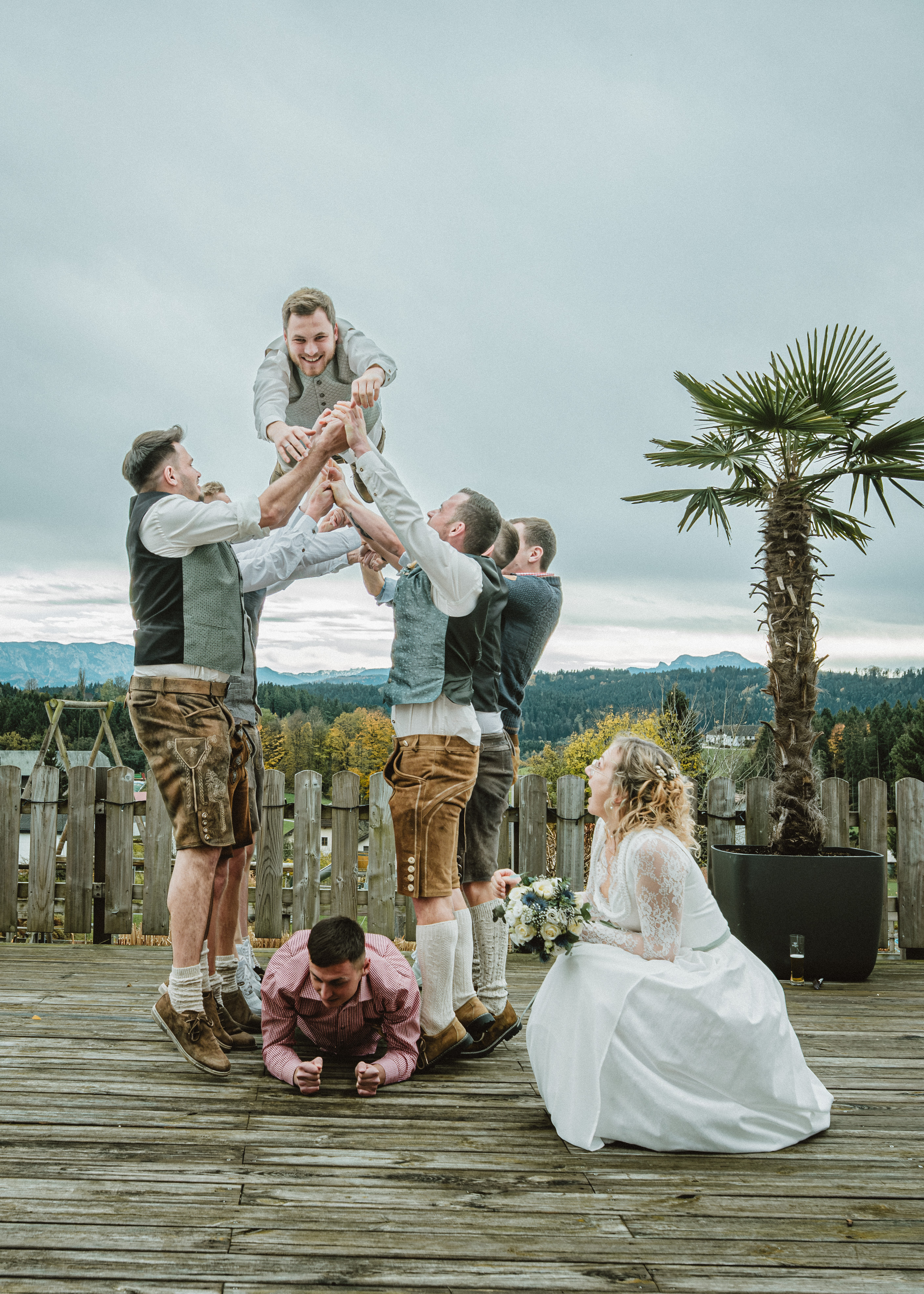 Hochzeit: Wenn die Freunde dem Bräutigam Flügel verleihen - Frodlhof Event- und Hochzeitslocation 