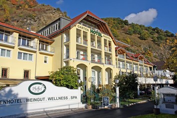 Hochzeit: Hotel - Frontansicht - Gartenhotel & Weingut Pfeffel