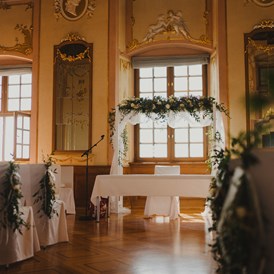 Hochzeit: Eine standesamtliche Trauung im Spiegelsaal. - Neues Schloss Meersburg