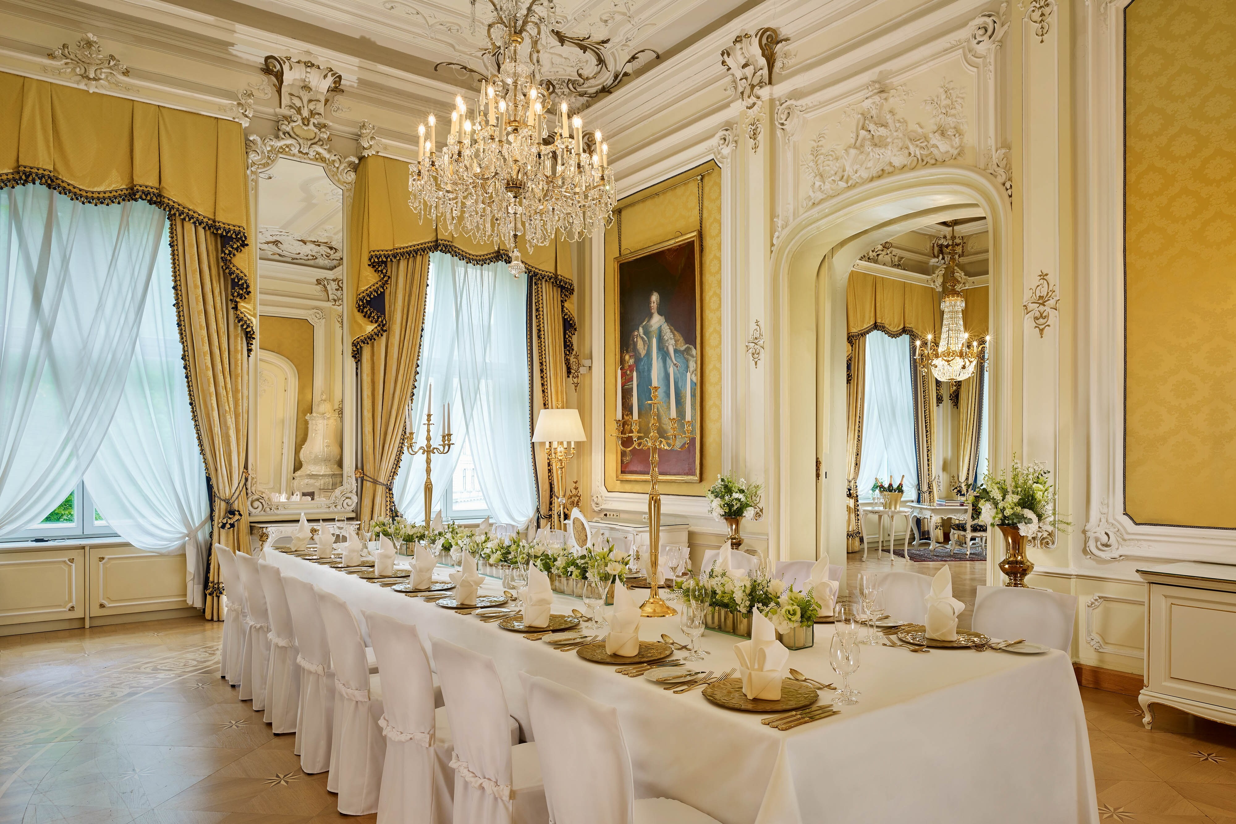 Matrimonio - Wien-Stadt -     Stilvolle Hochzeitstafel in einem der schönsten Festsäle Wiens. - Hotel Imperial - Palais Württemberg