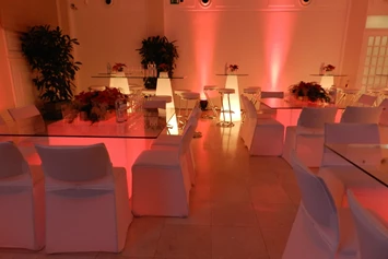 Hochzeit: Galabestuhlung mit LED Glasgalatischen und LED Leuchtstehtischen  - Novomatic Forum