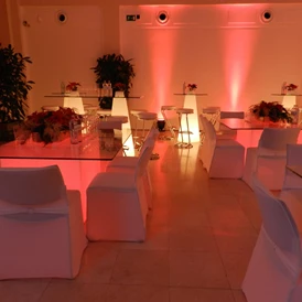 Hochzeit: Galabestuhlung mit LED Glasgalatischen und LED Leuchtstehtischen  - Novomatic Forum