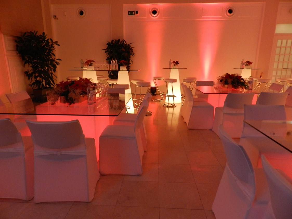 Hochzeit: Galabestuhlung mit LED Glasgalatischen und LED Leuchtstehtischen  - Novomatic Forum