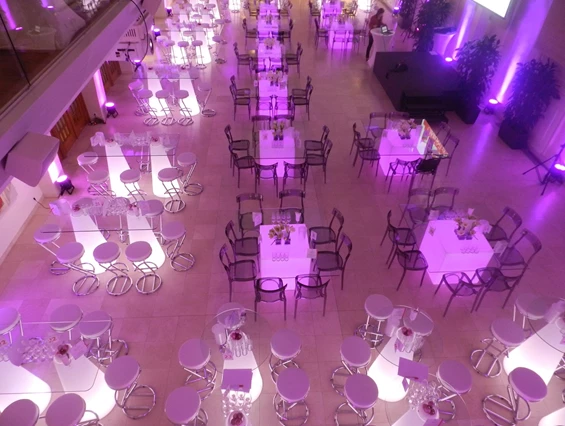 Hochzeit: Galabestuhlung mit LED Glasgalatischen und LED Leuchtstehtischen  - Novomatic Forum