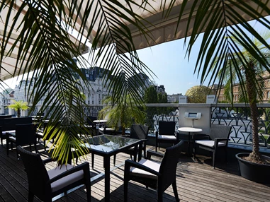 Hochzeit: Terrasse 3.OG mit Loungemobiliar und Blick auf die Secession - Novomatic Forum