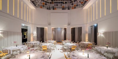 Hochzeit - nächstes Hotel - Wien-Stadt Innere Stadt - Gesamtansicht SAAL mit gedecketen Galatischen - SAAL der Labstelle Wien