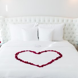 Hochzeit: Romantische Nächte genießen: Junior Suite mit Rosenblättern
 - Hotel Sans Souci Wien