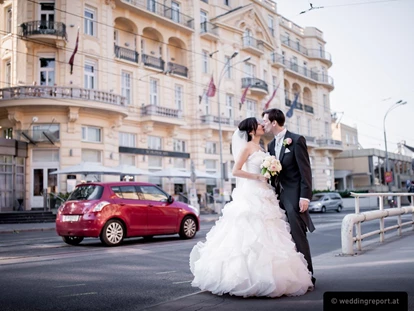 Hochzeit - Höbersdorf - das Hochzeitspaar vor unserem wunderschönem Hotel - Austria Trend Parkhotel Schönbrunn