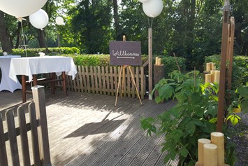 Hochzeit: Eingang Terrasse bei einer unserer Gartenhochzeiten - Berggasthof Magdalenenhof