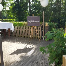 Hochzeit: Eingang Terrasse bei einer unserer Gartenhochzeiten - Berggasthof Magdalenenhof