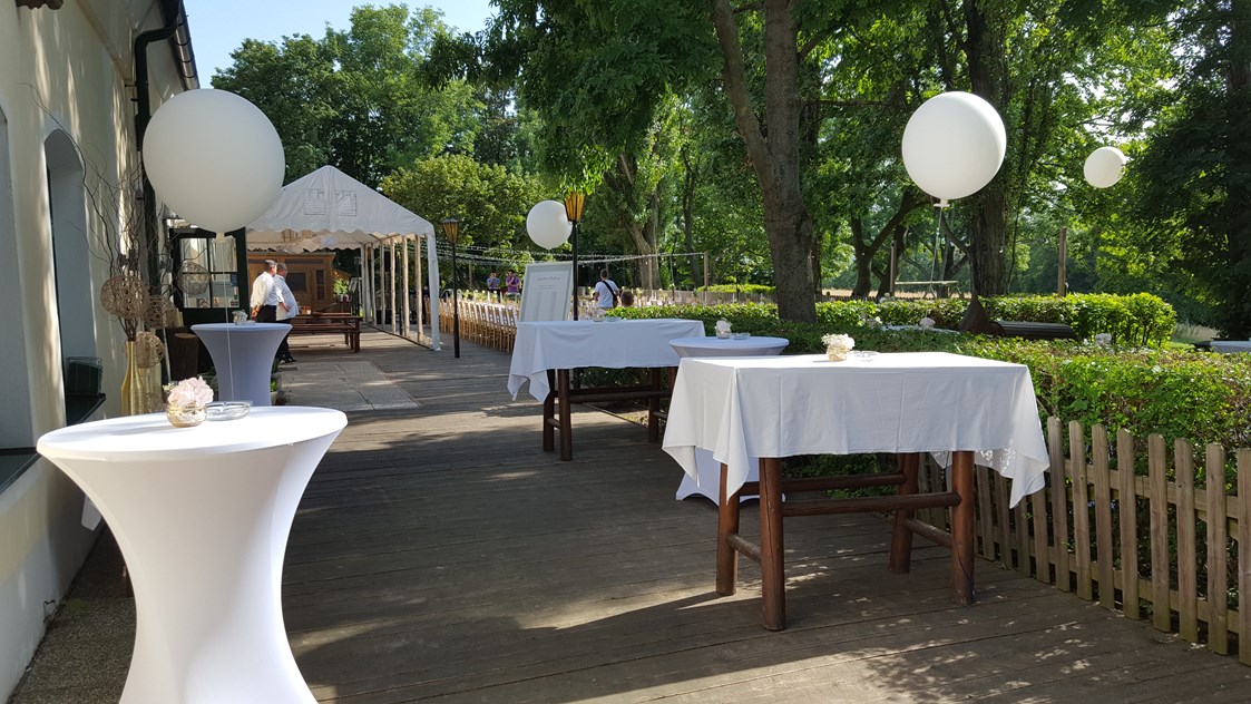 Hochzeit: Sektempfang und Eingang zu einer Gartenhochzeit - Berggasthof Magdalenenhof