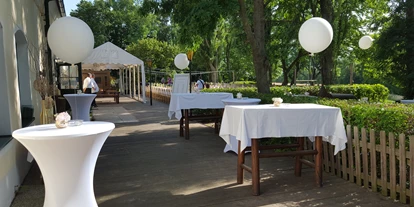 Bruiloft - Weinviertel - Sektempfang und Eingang zu einer Gartenhochzeit - Berggasthof Magdalenenhof
