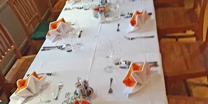 Bruiloft - Weinviertel - Tischdekoration bei einer Hochzeitsfeier im Lokal - Berggasthof Magdalenenhof