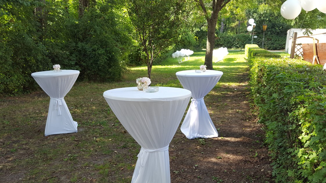 Hochzeit: Sektempfang bei einer Gartenhochzeit - Berggasthof Magdalenenhof