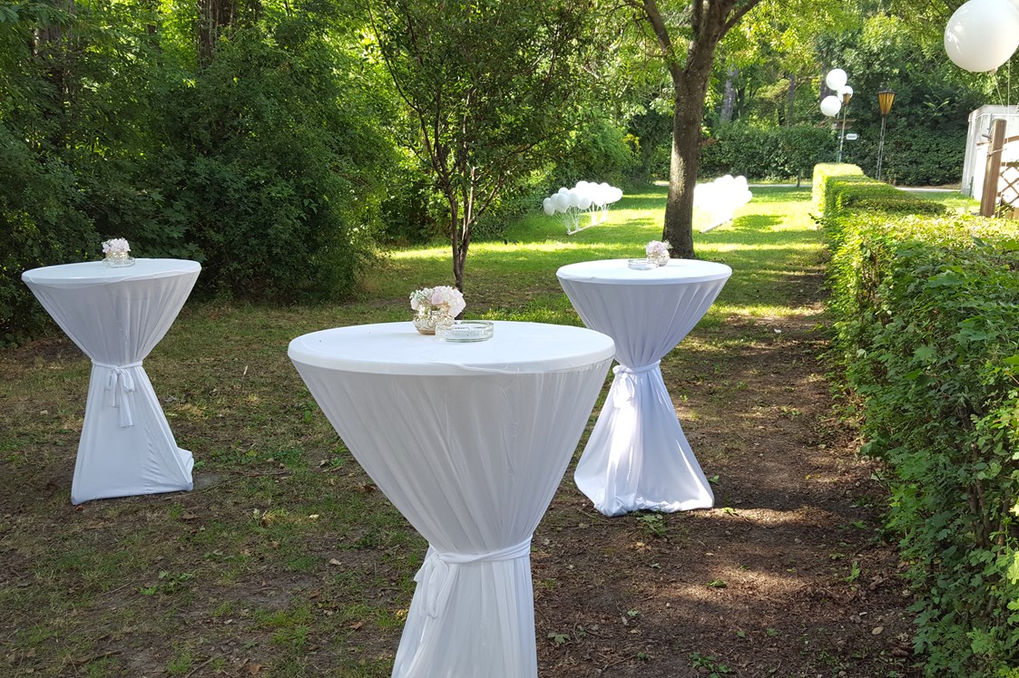 Hochzeit: Sektempfang bei einer Gartenhochzeit - Berggasthof Magdalenenhof