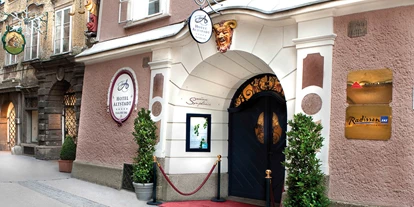 Hochzeit - Unken - Feiern Sie den schönsten Tag Ihres Lebens im liebevoll-romantischen Ambiente des Radisson Blu Altstadt Hotels. 
Übernachten Sie in einem unserer eleganten Zimmer oder Suiten und nutzen Sie unseren historischen Renaissancesaal oder unser Restaurant Symphonie mit angrenzendem Wintergarten für Ihre Feier. 
Wir übernehmen gerne die komplette Koordination – vom Friseur bis hin zu Fotograf und Musik. - Radisson Blu Hotel Altstadt 5*